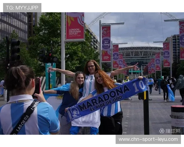 迷人的欧冠文化,全球球迷共襄盛举,欧冠球迷冲进球场